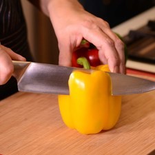 Cortar el pimiento morrón en tiras delgadas descartando la parte blanca. Cortar la cebolla en rodajas y reservar S 9702 1475617718
