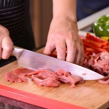 Cortar las milanesas de res en tiras delgadas. Salpimentar las fajitas y reservar. S 9703 1475617717