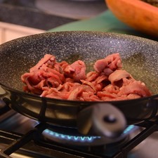 Calentar el sartén Perdura durante 3 minutos. Agregar el aceite de oliva. Añadir las fajitas y sofreír durante 3 minutos o hasta que cambien de color. S 9704 1475617717