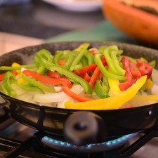 Añadir el pimiento morrón y continuar cociendo hasta que estén suaves y rectificar sazón S 9706 1475617714