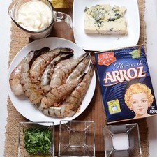 Ingredientes para para la salsa: pimienta negra molida al gusto 75 gramos de queso roquefort 350 gramos de mayonesa Ingredientes para el capeado: 425 gramos de harina de arroz Tres Estrellas 2 piezas de huevo 1 cucharita de sal 1/2 cucharita de pimienta negra molida 2 tazas de aceite vegetal comestible 325 mililitros de cerveza Ingredientes para los camarones: 2 dientes de ajo 24 piezas de camarón 40/50 2 cucharadas de perejil picado 3 cucharadas de aceite de oliva