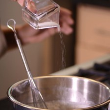 Agregar la sal y la pimienta y mezclar nuevamente hasta integrar. Importante dejar reposar esta mezcla al menos 30 minutos.
