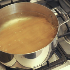 Poner a hervir agua en una olla, agregar la pasta y un poco de sal, dejar cocer entre 8 y 10 minutos, hasta que esté al dente. Escurrir y reservar en un tazón.