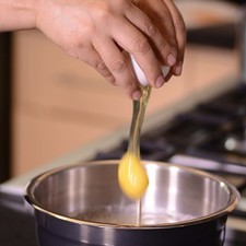 Añadir los huevos en un tazón y mezclar bien con el globo. Agregar la sal y la pimienta y mezclar nuevamente hasta integrar. Importante dejar reposar esta mezcla al menos 30 minutos.