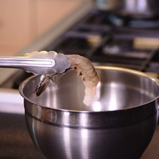 Calentar el aceite en una sartén honda. Sumergir cada camarón en la mezcla de capeado. Cuidando de mantener la colita del camarón limpia.