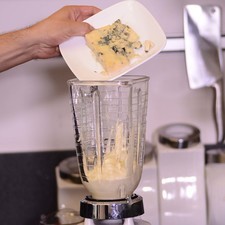 Mezclar en la licuadora el queso Roquefort con la mayonesa.