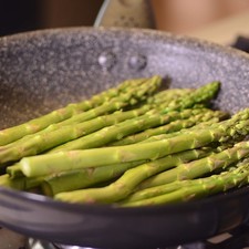 Calentar el sartén Perdura por 3 minutos y agregar la cucharada de aceite de oliva a temperatura media. Agregar los espárragos y sazonar con pimienta y sal. Bajar la lumbre y cocer durante 10 minutos, o hasta que estén suaves sin que se recosan. Colocar los espárragos en un platón y bañar con la salsa.