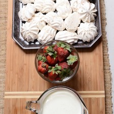 desinfectante de verduras al gusto 2 tazas de crema para batir 1 taza de fresas 16 piezas de merengue