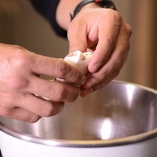 Romper los merengues con la mano en trozos grandes o al gusto en un tazón y reservar.