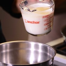 Batir la crema en un tazón con la batidora eléctrica durante unos minutos y reservar.