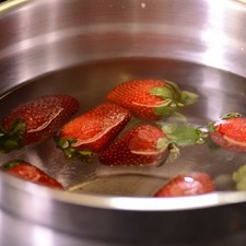 Desinfectar las fresas en un tazón con agua y unas gotas de desinfectante, durante 5 minutos.