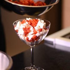 Después una capa de crema y al final las fresas. Repetir la misma operación hasta llenar la copa.