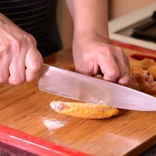 Para preparar las alitas, enjuagar con agua, cortar en 3 partes y descartar la punta del ala, ya que no tiene mucha carne.