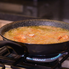 Calentar el sartén Perdura con el aceite de canola durante 3 minutos, hasta que esté bien caliente. Sofreír las alitas durante 7 minutos dándoles vuelta para que se cuezan parejo.