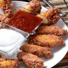 Servir calientes acompañadas del resto de la salsa Búfalo y el aderezo.