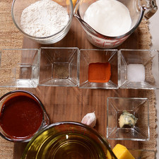 Ingredientes para el aderezo: 1 cucharada de queso azul 1 taza de crema de leche de vaca Ingredientes para la salsa: 1 diente de ajo 60 gramos de mantequilla 1/2 cucharita de vinagre blanco 2 cucharadas de paprika 1 taza de salsa picante búfalo Nuevo Ingredientes para las alitas: 1/4 cucharita de pimienta negra molida 3 tazas de aceite de canola 1 cucharita de sal 1 taza de harina de trigo 12 piezas de alas de pollo