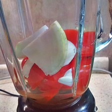 Cocina el tomate en agua. Licúalo junto con la cebolla el chile (al gusto) y el ajo.
