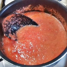 Sofríe la salsa con un poco de aceite y reserva.