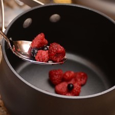 Para preparar el coulis, poner a cocer en una olla honda dos cucharadas de fresa, dos de frambuesa y dos de zarzamora.
