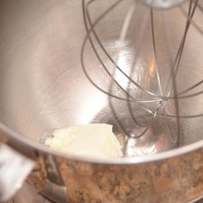 Para preparar la crema, batir en la batidora la crema con el mascarpone y el azúcar hasta que quede bien espesa.
