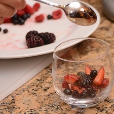 Para montar el tiramisú, colocar una capa de coulis en la parte baja de la copa o vaso.