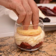 Colocar encima unas galletas soletas (se puede utilizar bizcocho en vez de soletas.