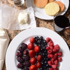 Ingredientes para el tiramisú: 2 cucharadas de zarzamora 2 cucharadas de frambuesa 2 cucharadas de fresas 2 cucharadas de licor de casis Nuevo Ingredientes para la crema: 1/4 taza de azúcar blanca 100 gramos de queso mascarpone 2 tazas de crema para batir Ingredientes para el coulis: 2 cucharadas de zarzamora 2 cucharadas de frambuesa 2 cucharadas de fresas