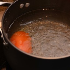 Sumergir los jitomates en agua hirviendo durante 1 minuto.
