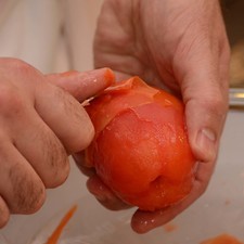Retirar la cáscara del jitomate.