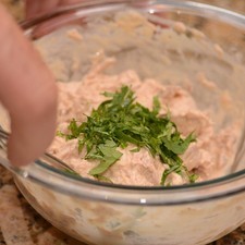 Parta preparar el atún, colocar en un tazón, agregar la mayonesa, el chipotle molido, sal, pimienta, unas gotas de limón y un poco de cilantro picado. Revolver muy bien.