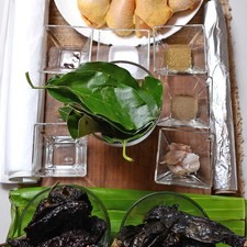 10 piezas de pierna de pollo 1 cucharita de comino molido sal al gusto 1 pieza de hoja de plátano 10 hojas de aguacate 10 hojas de laurel 3 piezas de clavo de olor 3 dientes de ajo 1 cucharita de pimienta negra molida papel aluminio al gusto 2 cucharadas de vinagre blanco