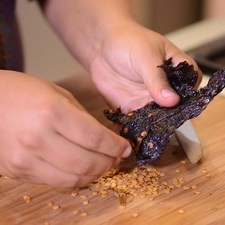 En esta ocasión vamos a utilizar piernas de pollo, pero pueden usar las piezas de su agrado. Con un cuchillo quitar las venas a los chiles y reservar.