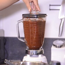 Licuar los chiles remojados, ajos, clavo de olor, comino, pimienta, y vinagre, poco a poco, para asegurarnos que la mezcla de chiles esté espesa y bien molida.