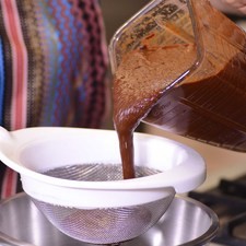 Pasar la salsa por el colador y agregar sal al gusto, debe quedar un poco salada, porque al cocer absorbe la sal.