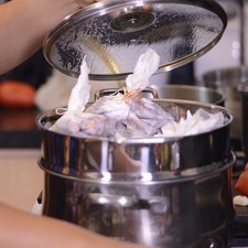 Cocer los mixiotes en la vaporera durante 90 minutos o hasta que esté cocido el pollo.