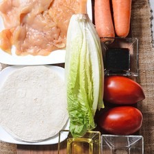 2 cucharadas de salsa de soya 6 piezas de tortilla de harina 1 pizca de pimienta negra molida 2 piezas de jitomate guaje 6 hojas de lechuga orejona 2 cucharadas de aceite de oliva 3 piezas de zanahoria 2 piezas de milanesa de pollo