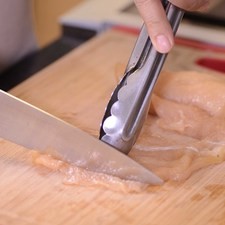 Cortar la milanesa, zanahoria y el jitomate en tiras delgadas. Desinfectar las hojas de lechuga en un tazón con unas gotas de desinfectante durante 5 minutos.