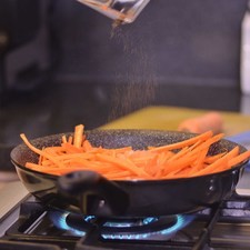 Agregar la zanahoria, pimienta y salsa de soya y cocer durante 7 minutos hasta que reduzca el líquido y quede cocida la pechuga. Reservar