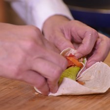 Enrollar para darle la forma de taco y cortar a la mitad.