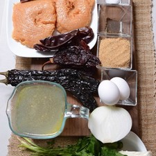 Ingredientes para las albóndigas 1/4 pieza de cebolla blanca 6 ramas de cilantro 2 tazas de caldo de pollo 1/4 cucharita de pimienta negra molida 1 cucharita de sal 1/4 taza de pan molido 300 gramos de queso panela 2 piezas de huevo 500 gramos de carne molida de pollo Ingredientes para para la salsa 1 cucharada de aceite de oliva 3 piezas de jitomate guaje 1/4 pieza de cebolla blanca 2 dientes de ajo 2 piezas de chile pasilla 3 piezas de chile guajillo 3 piezas de chile ancho