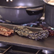 Picar la cebolla y cilantro finamente. Cortar el queso panela en cuadros pequeños. Para preparar la salsa, cortar los chiles por un lado con la tijera y desvenar.