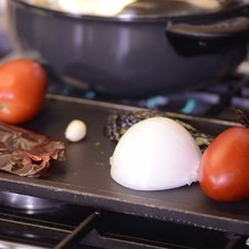 Asar sobre el comal los chiles, ajo, cebolla y jitomates, dando vueltas con la pinza para que queden asados por todos lados y no se quemen. Remojar los chiles en un tazón con agua caliente durante 5 minutos.