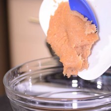 Para preparar las albóndigas, colocar en un tazón la carne molida de pollo.