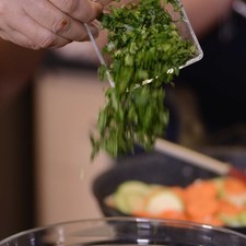Agregar los huevos, cilantro picado.