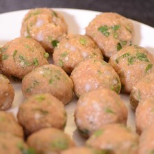 Tomar un poco de carne con la mano y colocar en medio un cuadrito de queso y terminar de formar la bolita y reservar.