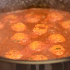Sofreír la salsa colada en un sartén con una cucharada de aceite, y dejar hervir unos minutos sazonar con sal y pimienta negra molida. Añadir el caldo de pollo y dejar hervir unos minutos más y agregar las albóndigas y continuar cociendo 5 minutos más, o hasta que estén cocidas.
