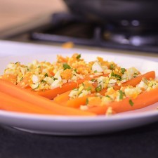 Rellenar cada una de las zanahorias con la mezcla y adornar con queso y trozos de aceituna.