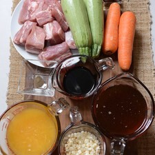 Ingredientes para toda la receta: 1/2 cucharita de sal 1 1/2 tazas de jugo de naranja 1/4 cucharita de pimienta negra molida 2 piezas de chile chipotle adobado 1/2 taza de salsa de soya 2 tazas de miel de abeja 1 kilogramo de costilla de cerdo Ingredientes para acompañar: 1 cucharada de aceite de oliva 1/2 taza de granos de elote 2 piezas de zanahoria 2 piezas de calabacita
