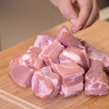 Salpimentar los trozos de costilla de cerdo y reservar. Cortar la calabacita y la zanahoria en rodajas y reservar.