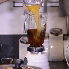 Licuar la miel, la salsa de soya, jugo de naranja y el chile chipotle. Reservar.